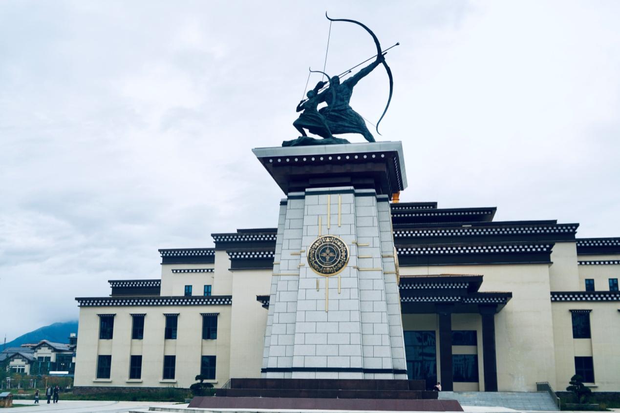 工布公園里的城市地標雕塑——畢秀之子。人民網(wǎng)記者 益西康珠攝