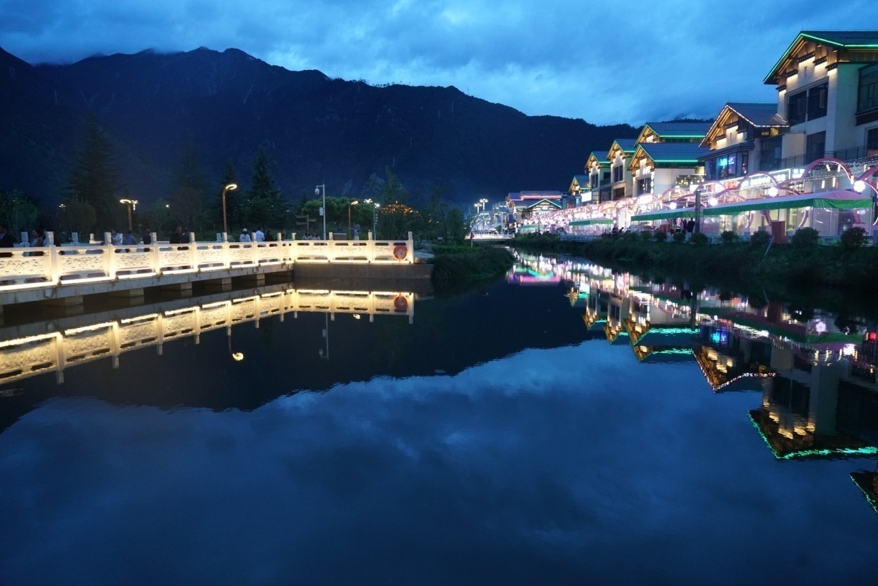 工布公園的夜景。人民網(wǎng)記者 益西康珠攝