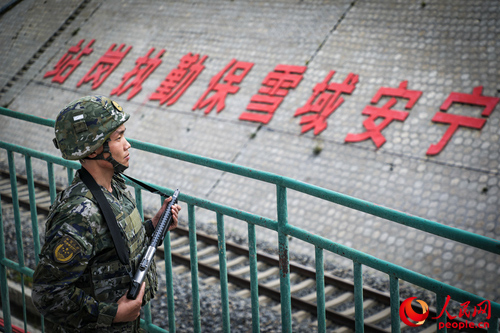 武警西藏總隊拉薩支隊執(zhí)勤八大隊官兵在鐵路旁執(zhí)勤。支翔宇 攝