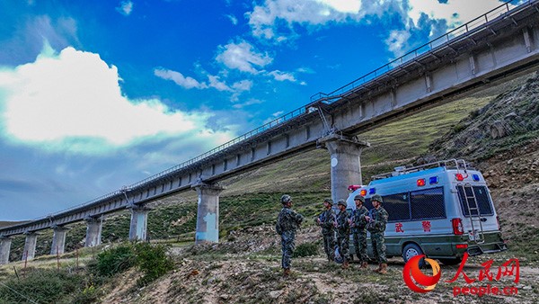 武警西藏總隊拉薩支隊執(zhí)勤八大隊官兵進行護路演練以應(yīng)對突發(fā)情況。張磊 攝