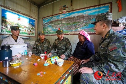 武警西藏總隊拉薩支隊執(zhí)勤八大隊官兵慰問藏族老人。何騰海 攝