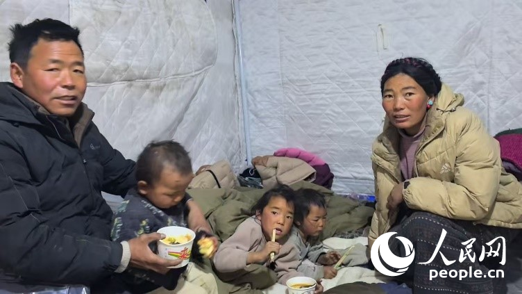 森嘎村村民扎西一家五口。人民網(wǎng)記者 吳雨仁攝
