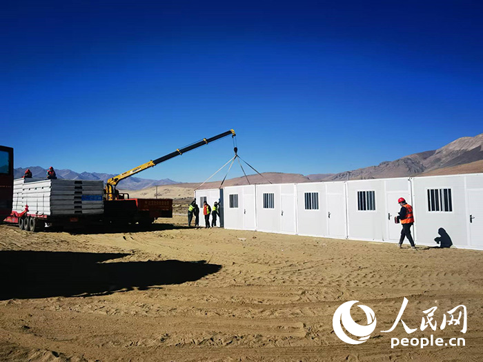 1月9日，在日喀則市定日縣長所鄉(xiāng)森嘎村安置點，工作人員抓緊搭建移動板房，確保受災群眾溫暖過冬。人民網(wǎng)記者 吳雨仁攝