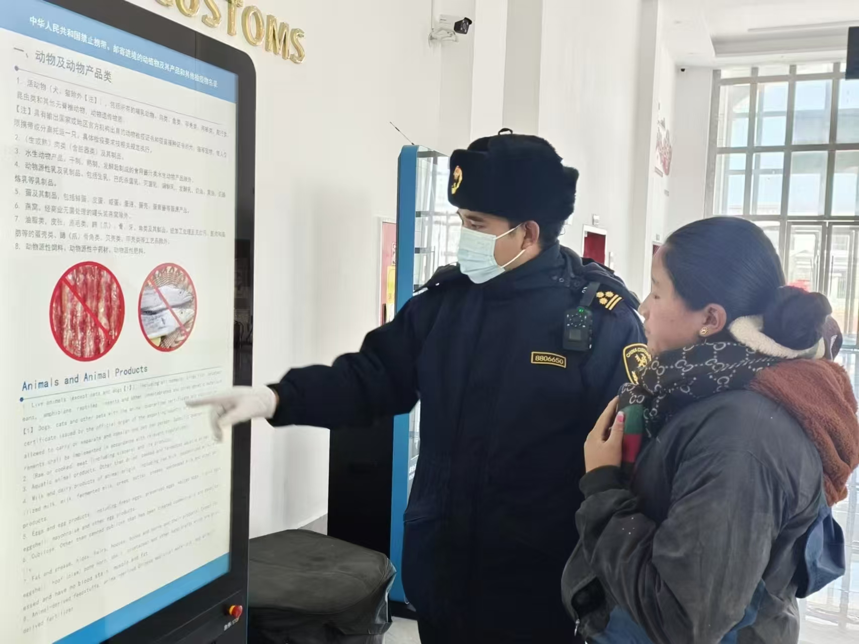 海關關員對入境邊民進行禁止攜帶、郵寄進境動植物及其產(chǎn)品解讀。次旺久美攝