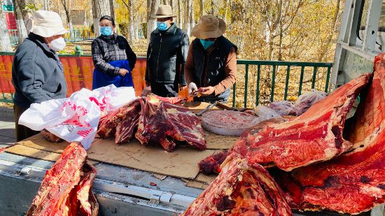 圖為市民正在買牛肉，本報(bào)記者 格桑倫珠攝(3737723)-20221201105107(1).jpg