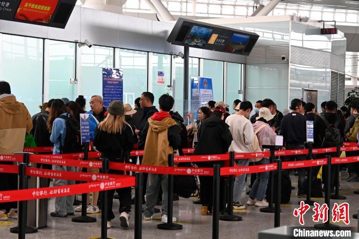 圖為“五一”期間，拉薩貢嘎機場旅客密集出行?！≡黝D珠 攝