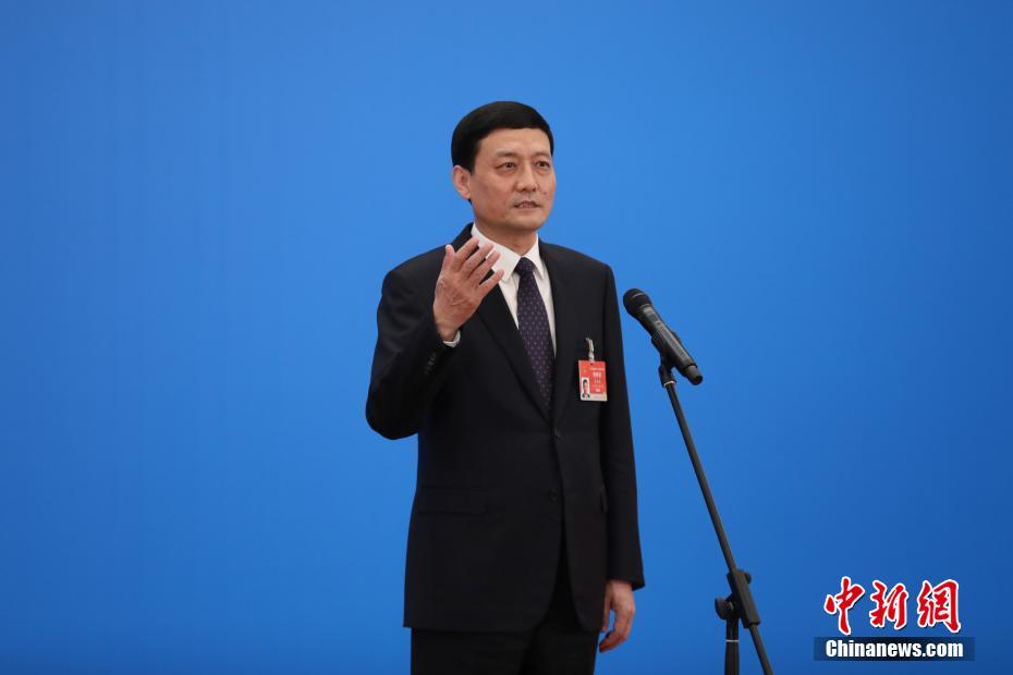 3月8日，第十三屆全國人民代表大會(huì)第四次會(huì)議舉行第二場(chǎng)“部長(zhǎng)通道”采訪活動(dòng)。圖為中國工業(yè)和信息化部部長(zhǎng)肖亞慶通過網(wǎng)絡(luò)視頻方式接受采訪。 <a target='_blank' ><p  align=
