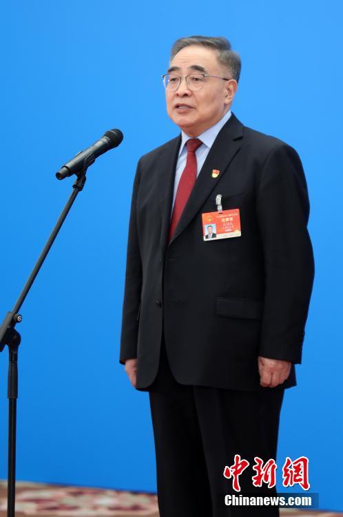 3月8日，第十三屆全國(guó)人民代表大會(huì)第四次會(huì)議舉行第二場(chǎng)“代表通道”采訪活動(dòng)。圖為全國(guó)人大代表張伯禮通過(guò)網(wǎng)絡(luò)視頻方式接受采訪。 <a target='_blank' ><p  align=