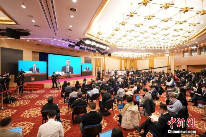 圖為記者在梅地亞中心多功能廳采訪。<a target='_blank' ><p  align=