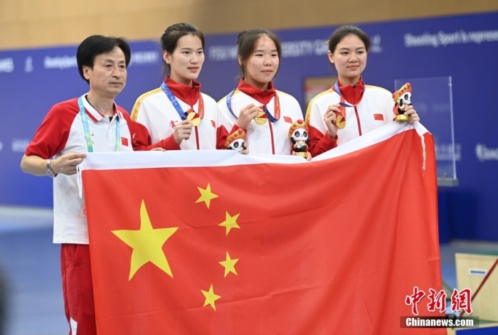 8月1日，第31屆世界大學(xué)生夏季運(yùn)動(dòng)會(huì)女子25米手槍團(tuán)體決賽在四川成都舉行，中國隊(duì)獲得冠軍。圖為中國隊(duì)選手熊亞瑄(左二)、林雅茜(右二)、王珂怡(右一)等站在領(lǐng)獎(jiǎng)臺(tái)上合影。<a target='_blank' href='/'><p  align=