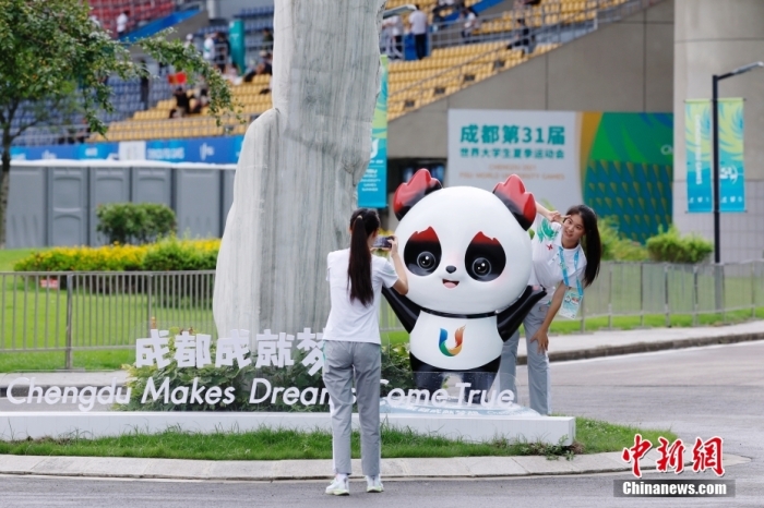 志愿者在比賽場館外與吉祥物景觀合影。<a target='_blank' href='/'><p  align=